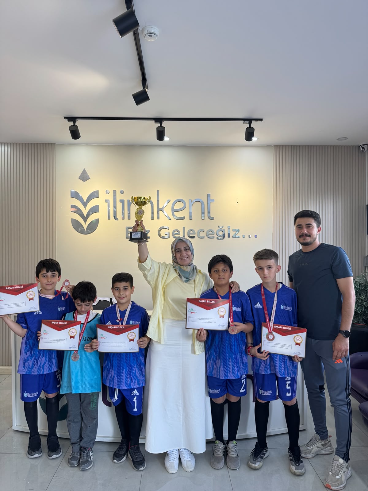 Read more about the article Voleybol minikler A Erkekler turnuvasında il 3.sü